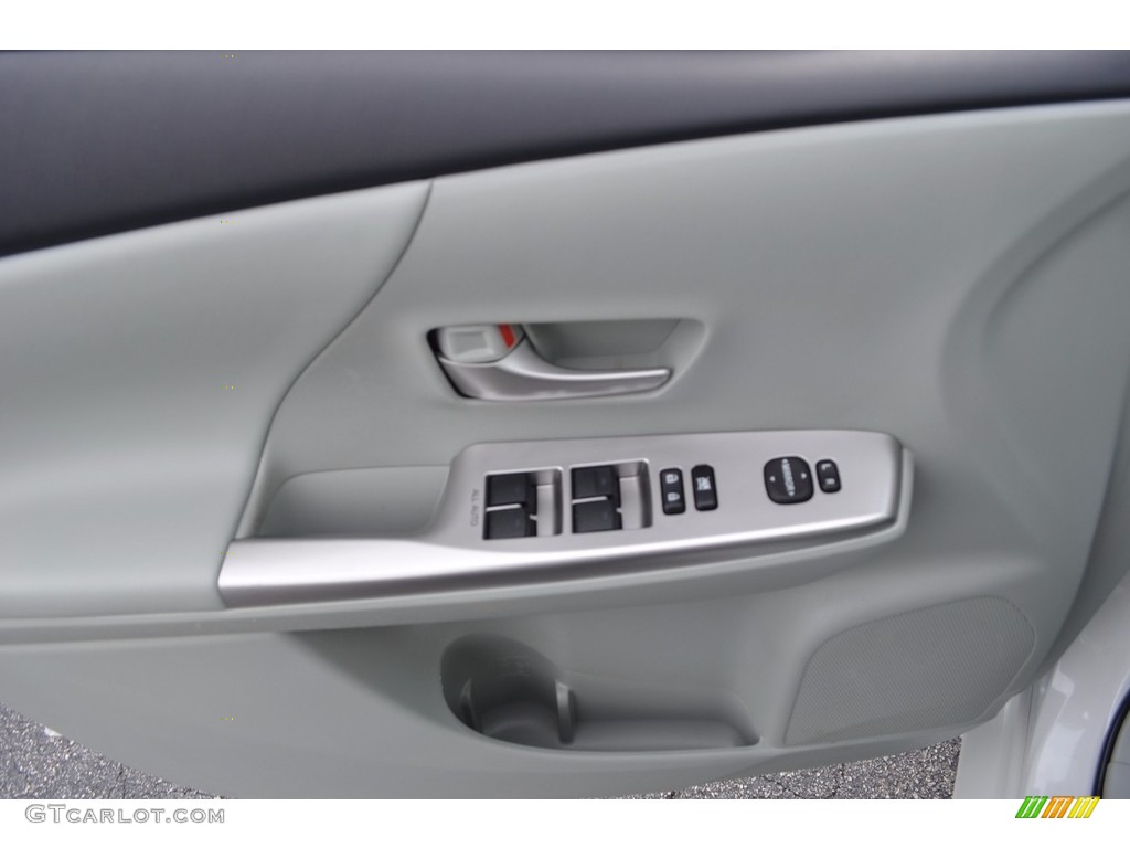 2013 Prius v Three Hybrid - Classic Silver Metallic / Bisque photo #8