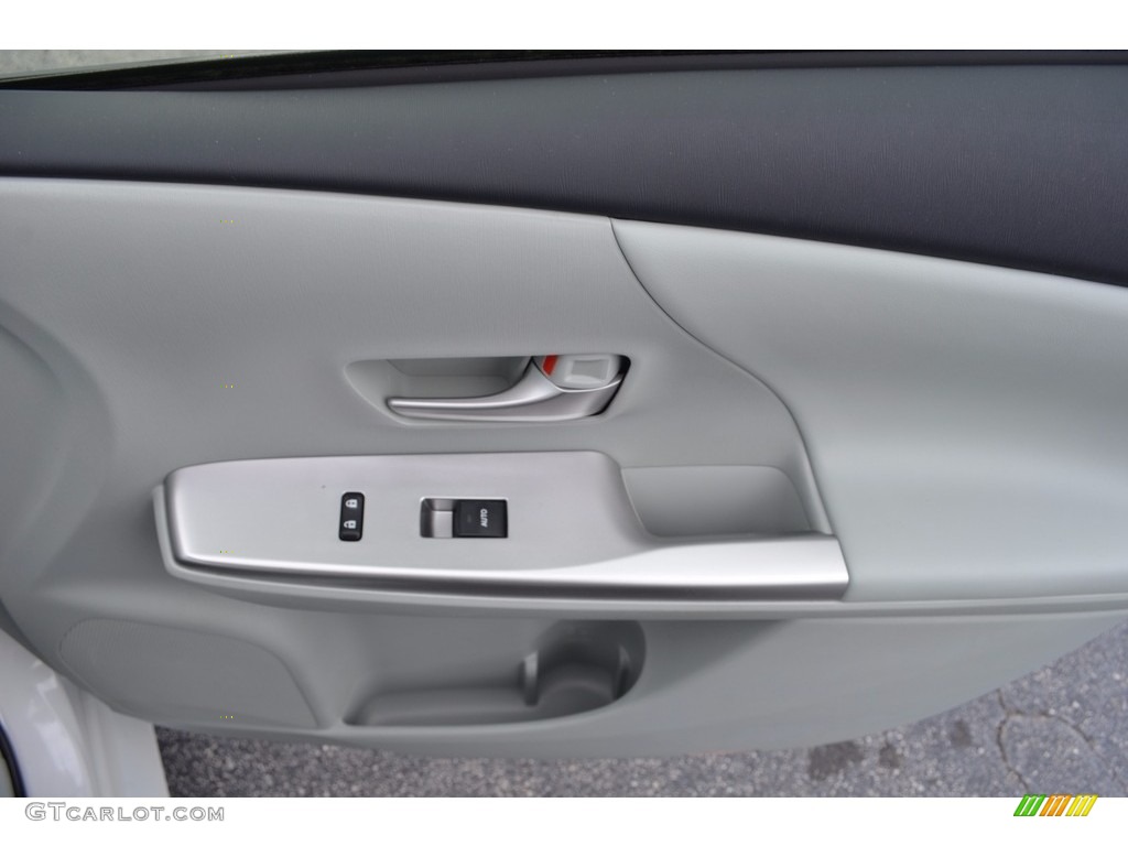 2013 Prius v Three Hybrid - Classic Silver Metallic / Bisque photo #14