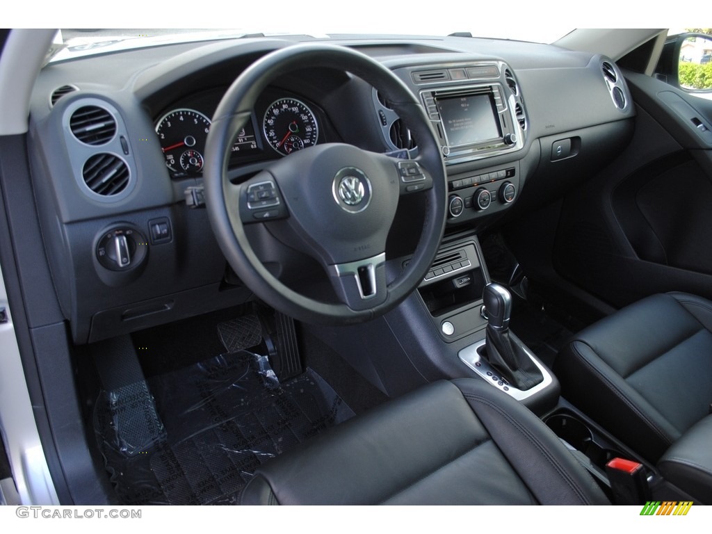 2017 Volkswagen Tiguan Sport Dashboard Photos