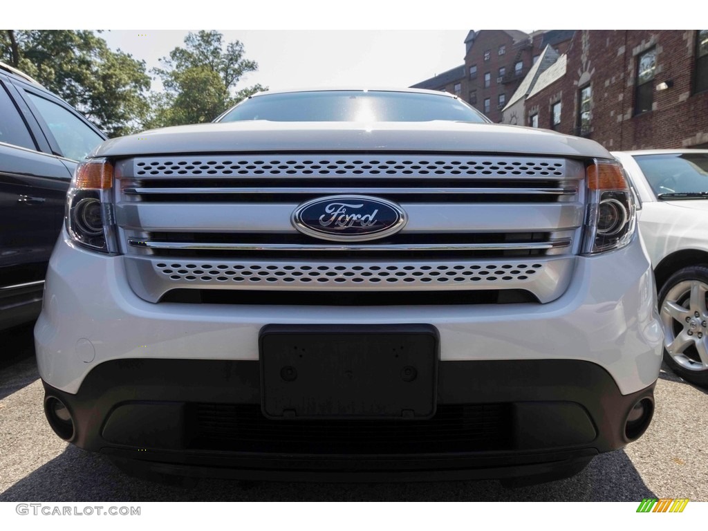2015 Explorer XLT 4WD - Oxford White / Charcoal Black photo #2
