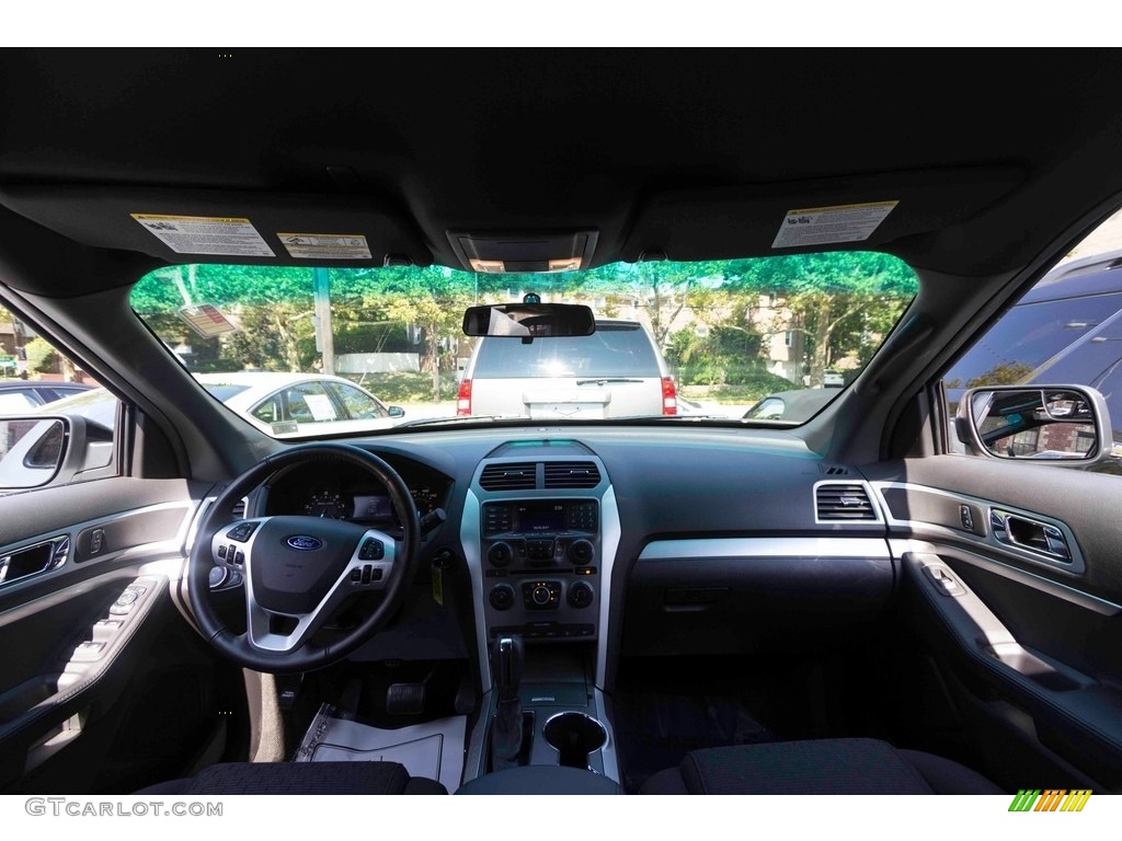 2015 Explorer XLT 4WD - Oxford White / Charcoal Black photo #12
