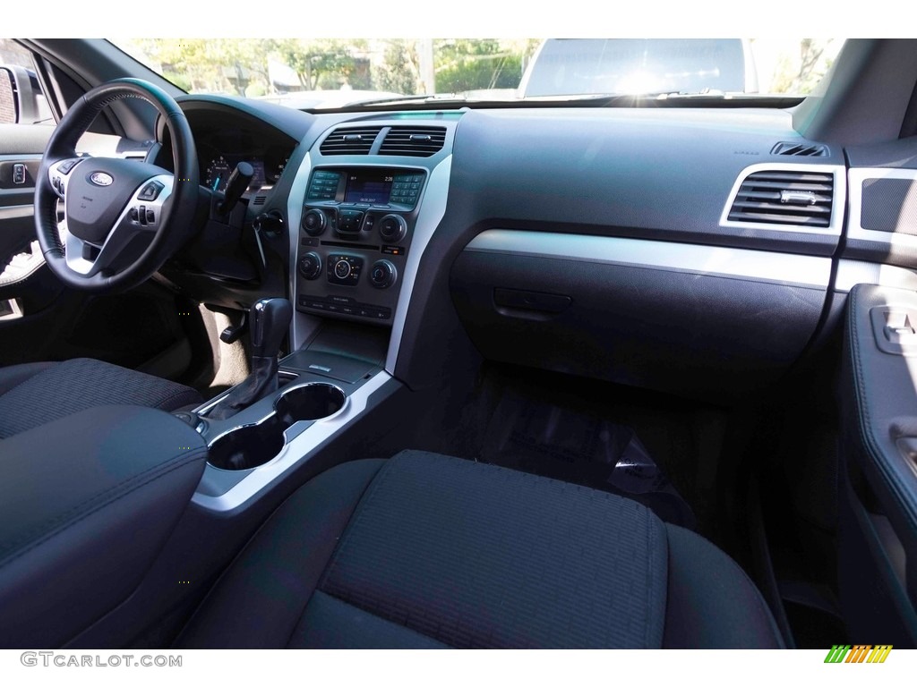 2015 Explorer XLT 4WD - Oxford White / Charcoal Black photo #13
