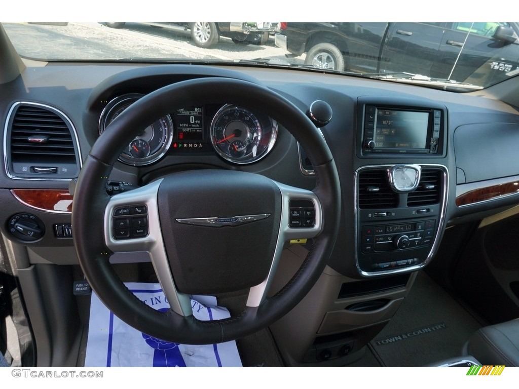 2016 Town & Country Touring - Brilliant Black Crystal Pearl / Dark Frost Beige/Medium Frost Beige photo #10