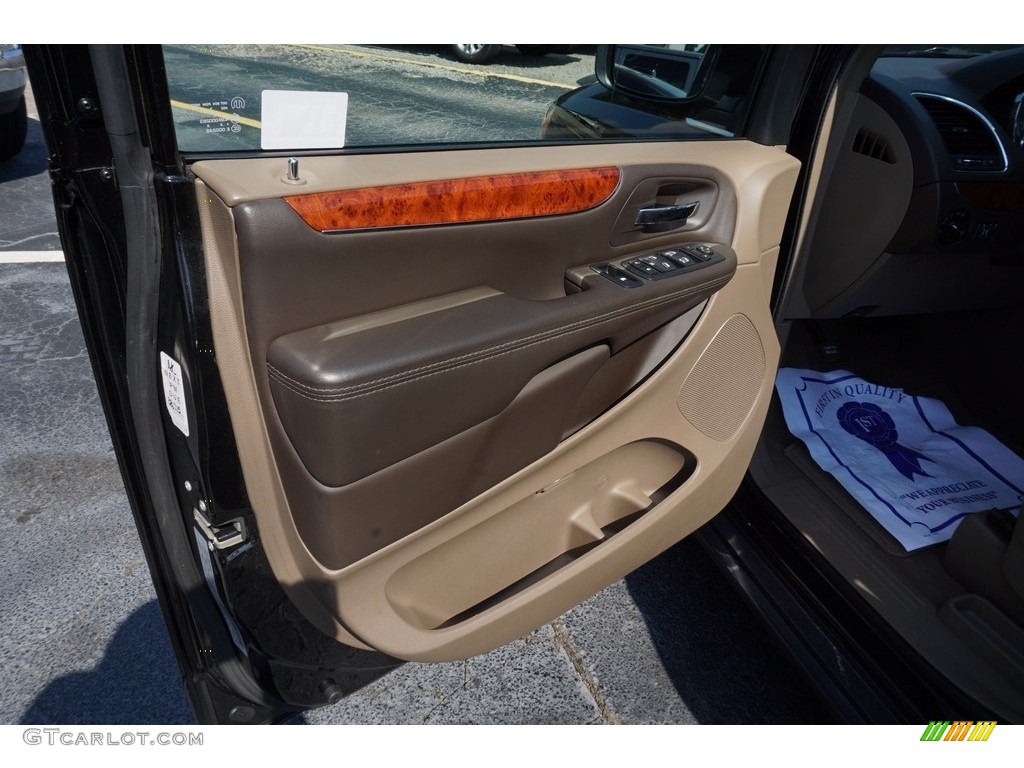 2016 Town & Country Touring - Brilliant Black Crystal Pearl / Dark Frost Beige/Medium Frost Beige photo #11