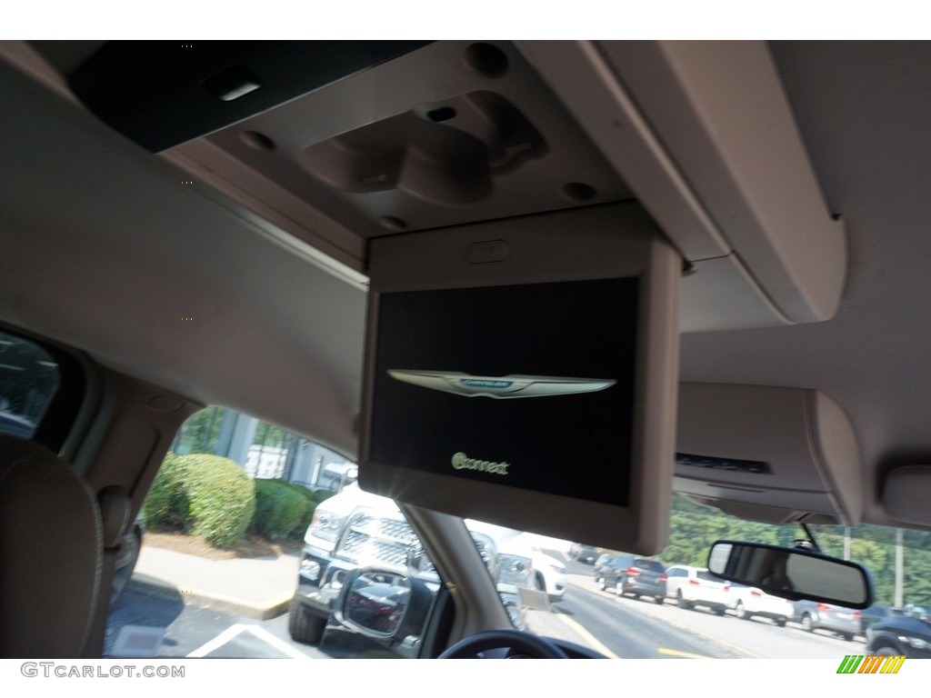 2016 Town & Country Touring - Brilliant Black Crystal Pearl / Dark Frost Beige/Medium Frost Beige photo #18