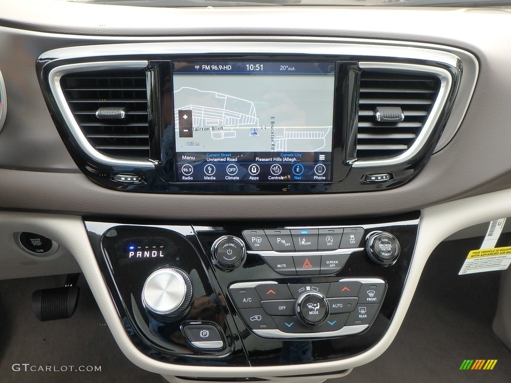 2018 Chrysler Pacifica Touring L Plus Controls Photo #122614175