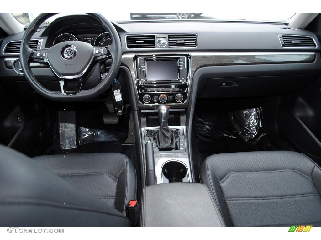 2016 Volkswagen Passat SE Sedan Titan Black Dashboard Photo #122619185