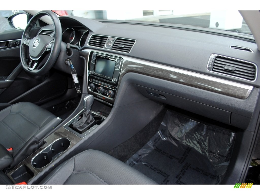 2016 Volkswagen Passat SE Sedan Titan Black Dashboard Photo #122619290