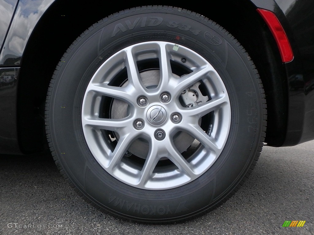 2018 Chrysler Pacifica LX Wheel Photos