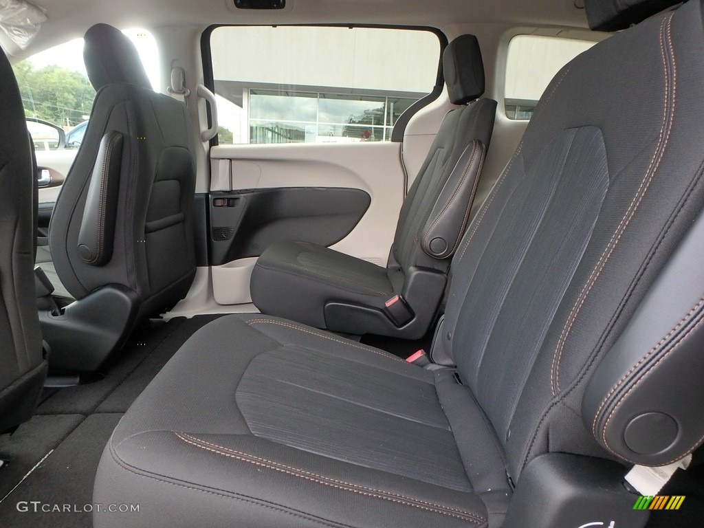 2018 Chrysler Pacifica LX Rear Seat Photo #122633962