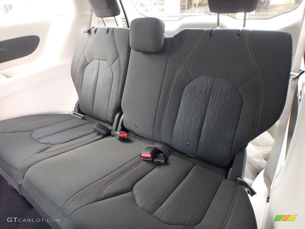 2018 Chrysler Pacifica LX Rear Seat Photo #122633989