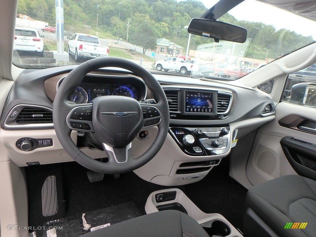 2018 Chrysler Pacifica LX Dashboard Photos