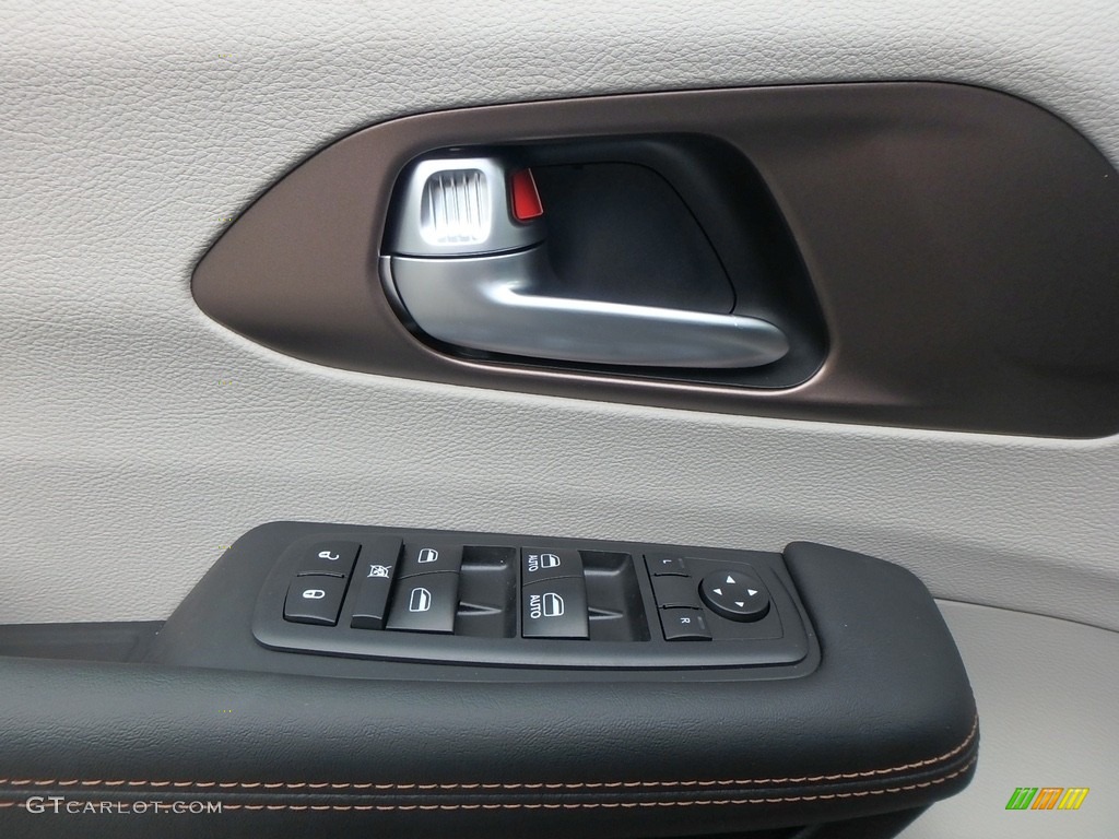 2018 Chrysler Pacifica LX Controls Photo #122634046