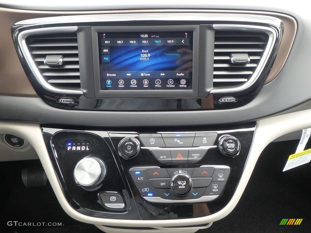 2018 Chrysler Pacifica LX Controls Photo #122634106