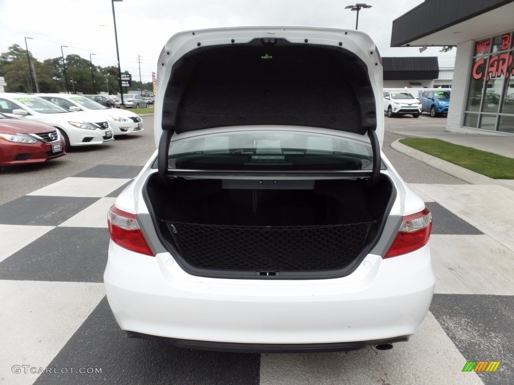 2015 Camry SE - Super White / Ash photo #5