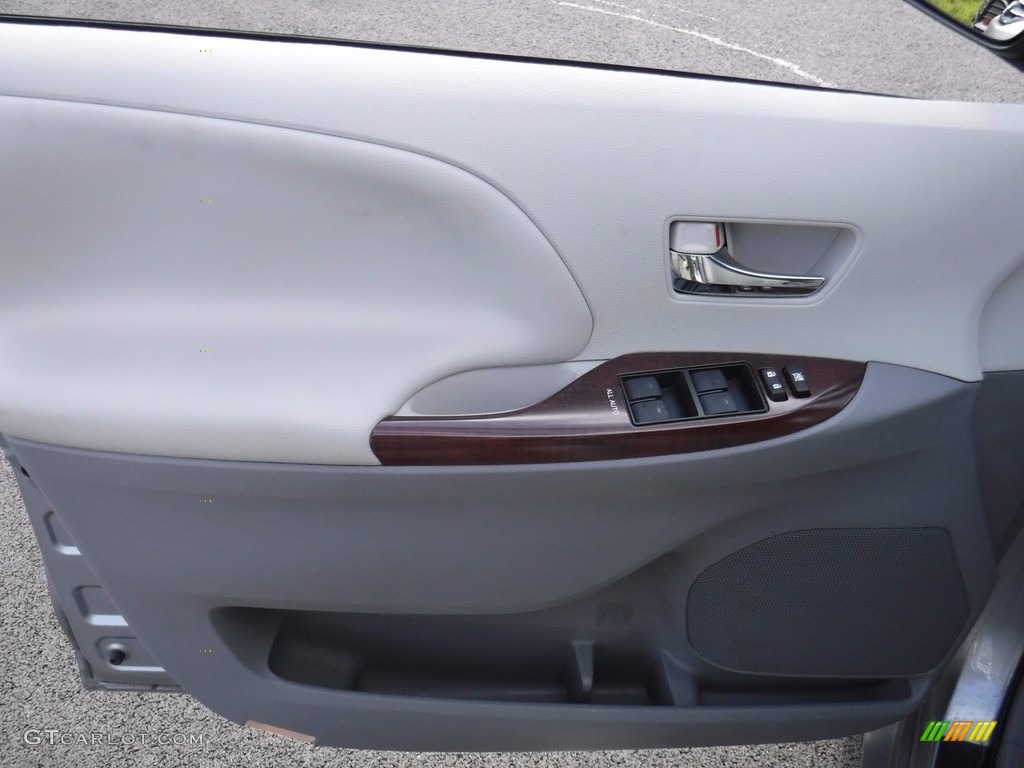 2014 Sienna XLE AWD - Silver Sky Metallic / Light Gray photo #14