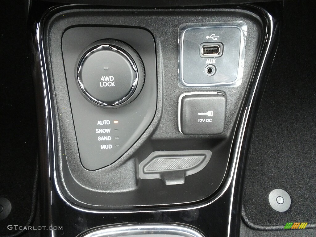 2018 Compass Limited 4x4 - Diamond Black Crystal Pearl / Black photo #28