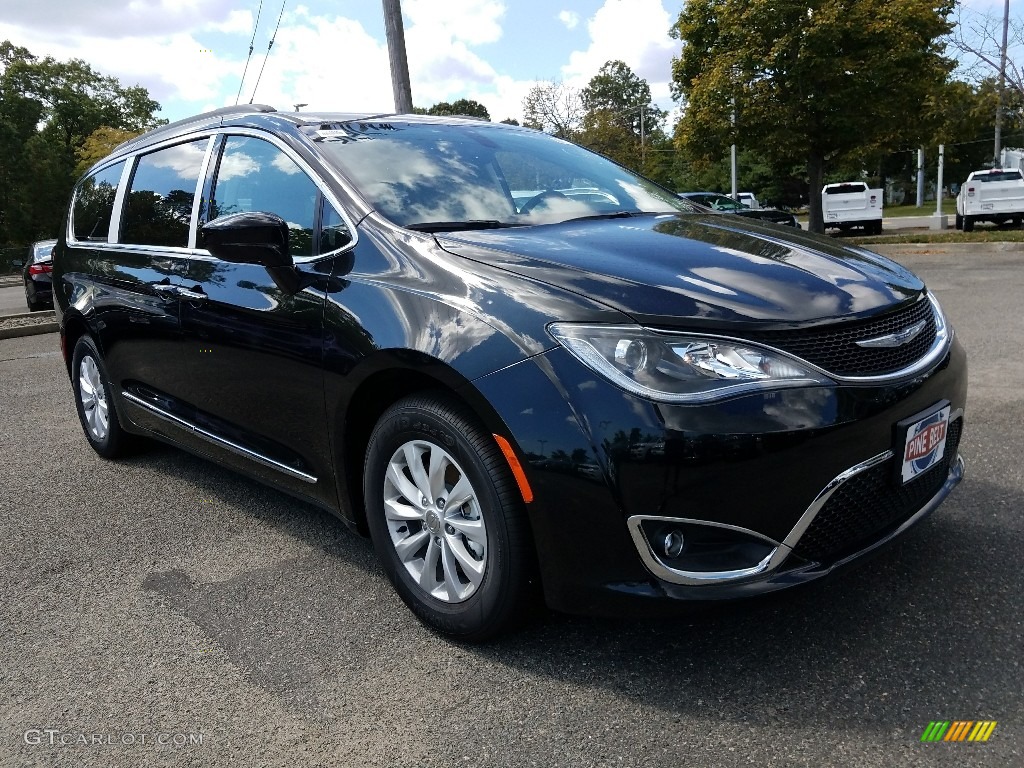 2017 Pacifica Touring L - Brilliant Black Crystal Pearl / Black/Alloy photo #1