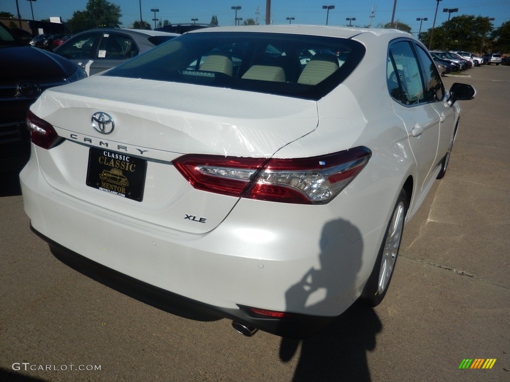 2018 Camry XLE - Wind Chill Pearl / Macadamia photo #2