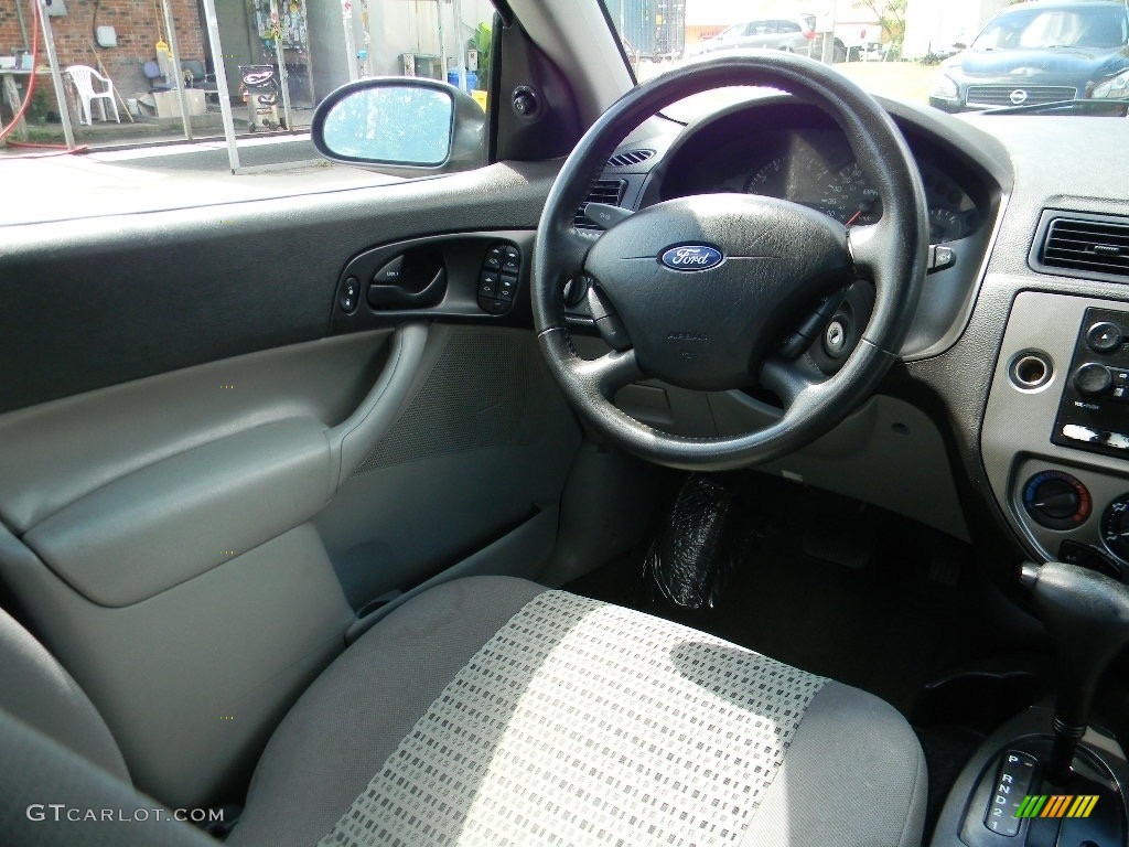 2006 Focus ZX4 SES Sedan - CD Silver Metallic / Dark Flint/Light Flint photo #12