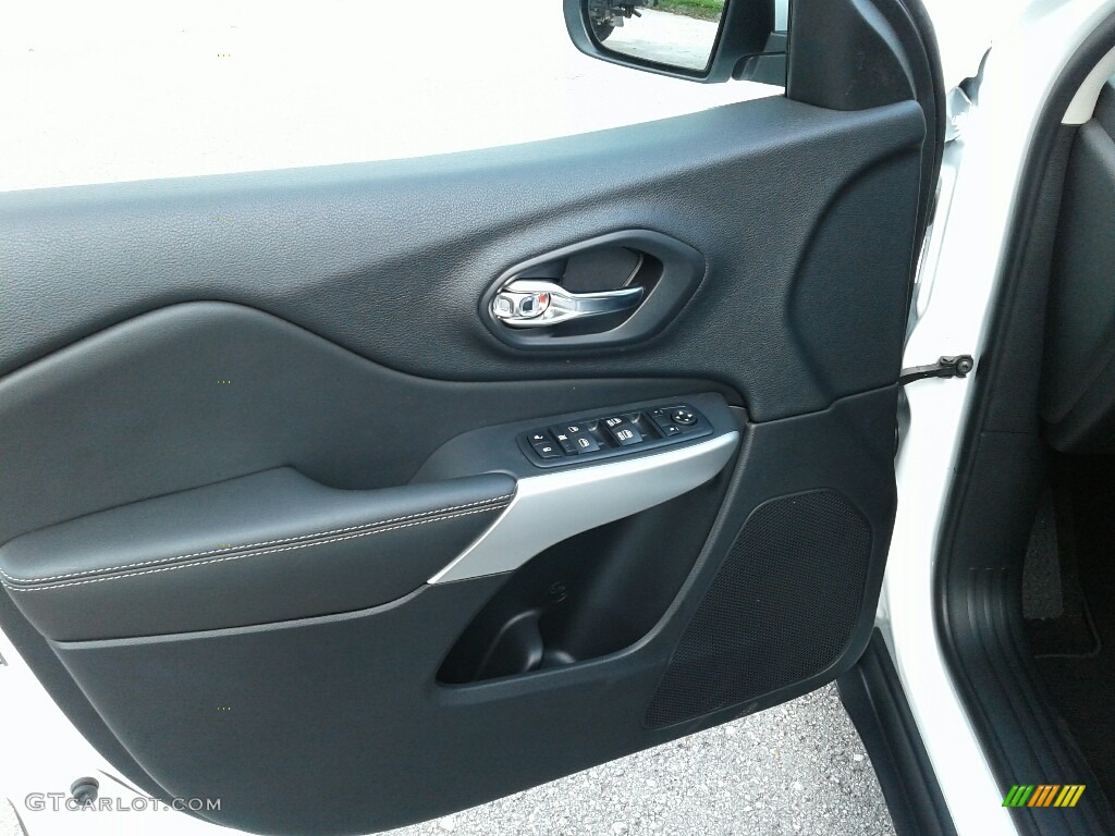 2018 Jeep Cherokee Latitude Plus Door Panel Photos