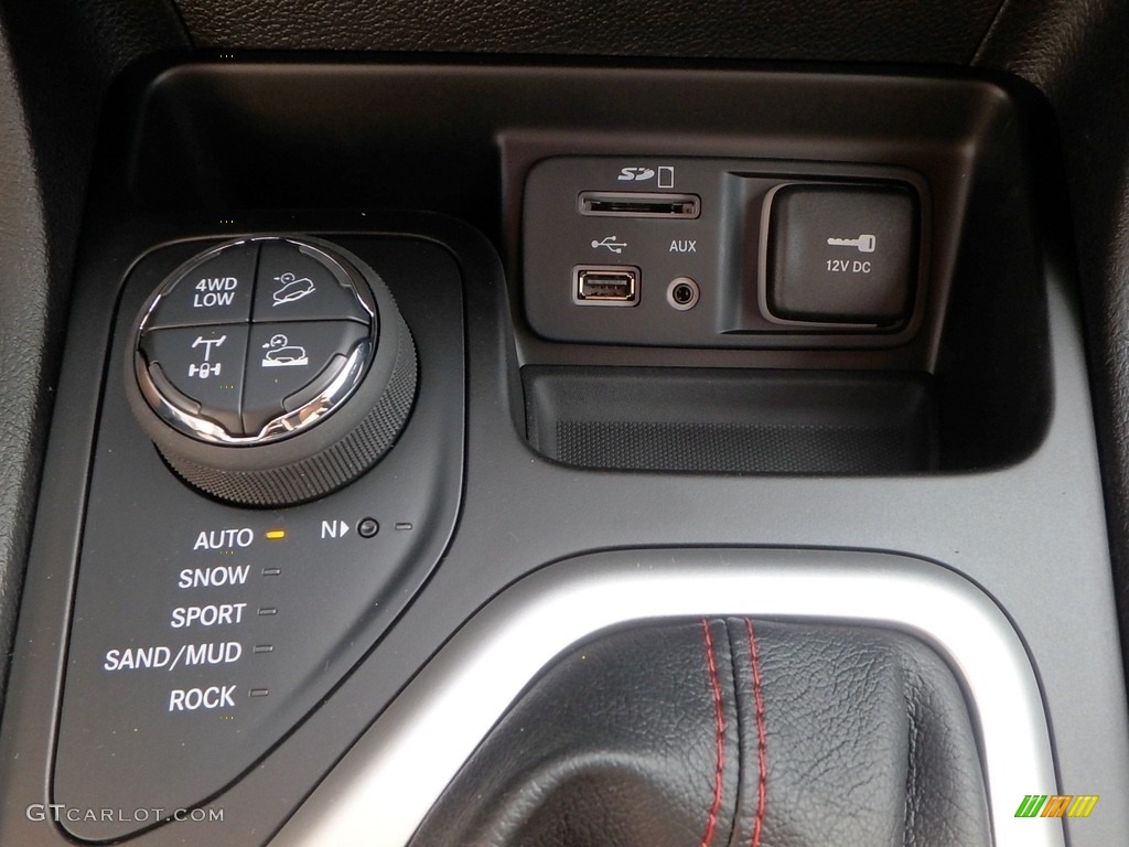 2018 Jeep Cherokee Trailhawk 4x4 Controls Photo #122842231