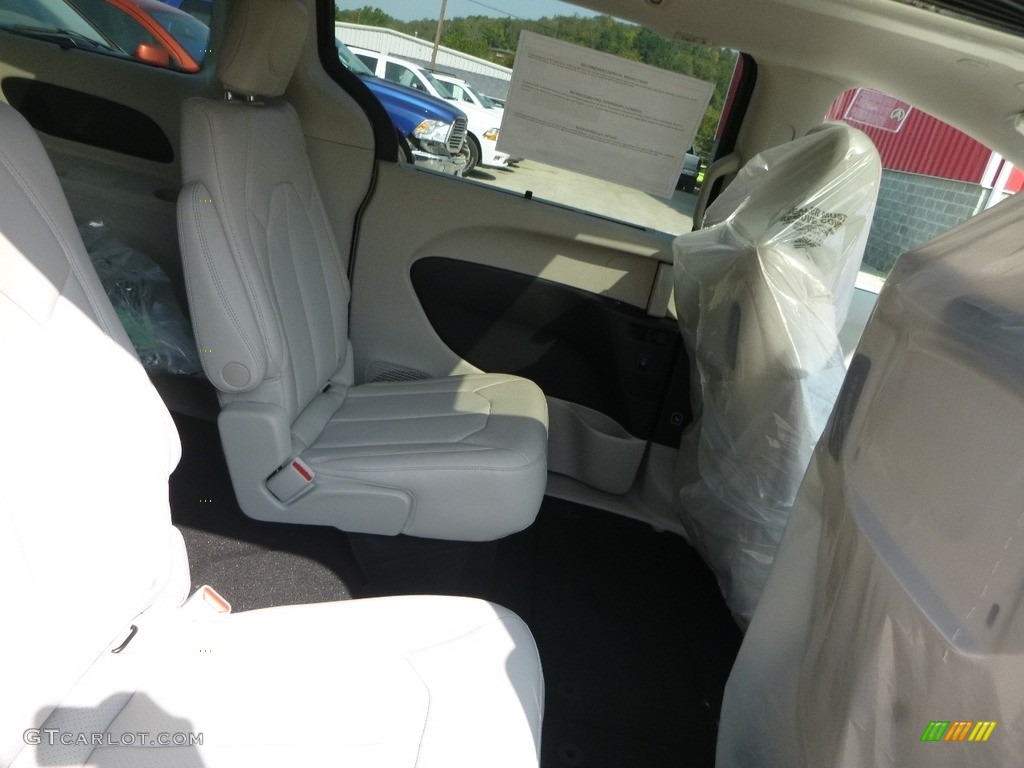 2018 Pacifica Touring L Plus - Brilliant Black Crystal Pearl / Black/Alloy photo #13