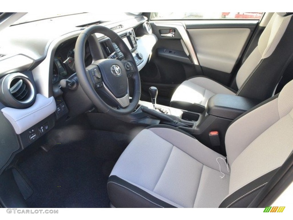 2018 RAV4 XLE AWD - Super White / Black photo #5