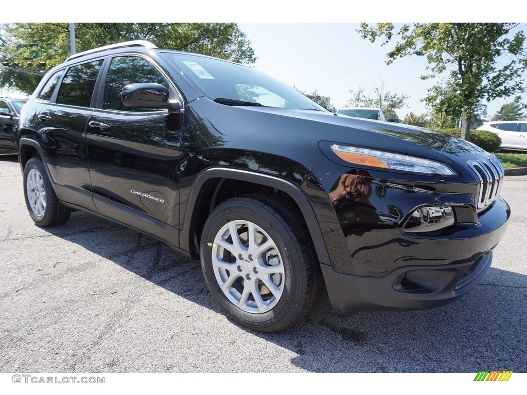 2018 Cherokee Latitude - Diamond Black Crystal Pearl / Black photo #4