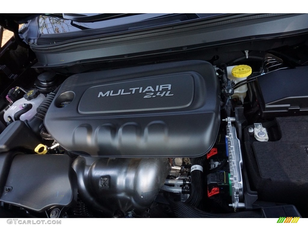 2018 Jeep Cherokee Latitude Engine Photos