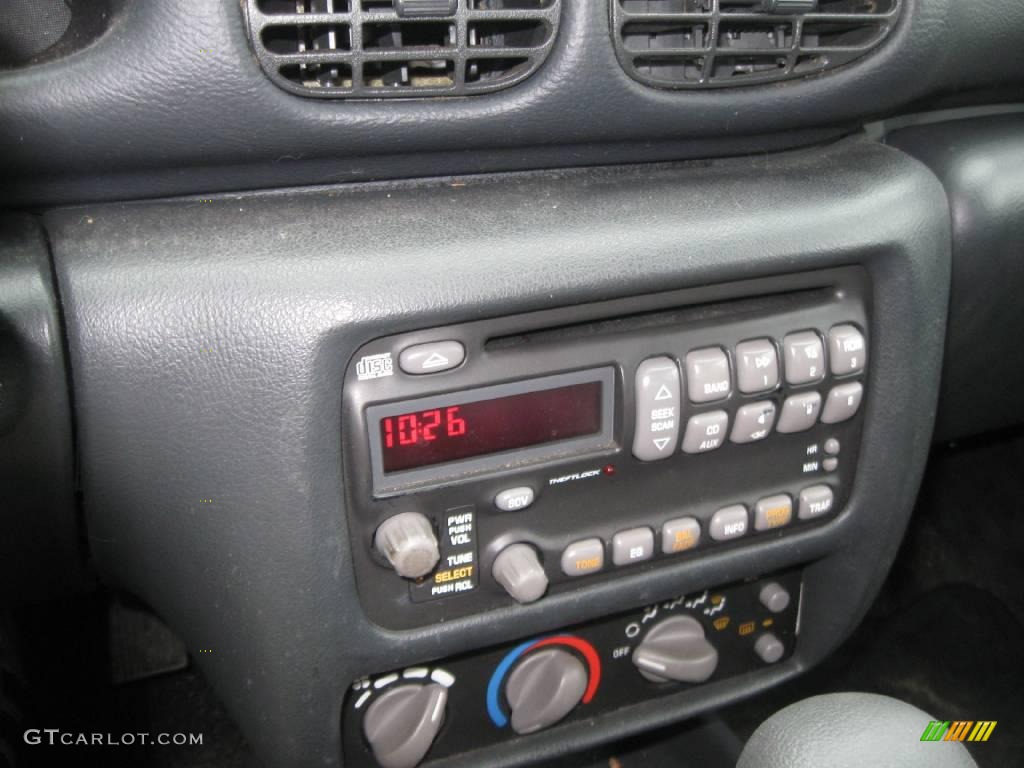 2002 Sunfire SE Sedan - Polo Green Metallic / Graphite photo #7