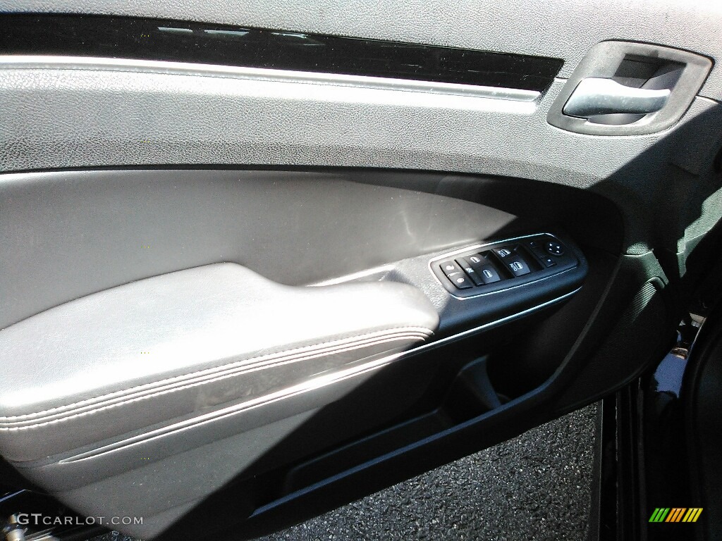 2018 300 S AWD - Gloss Black / Black photo #4