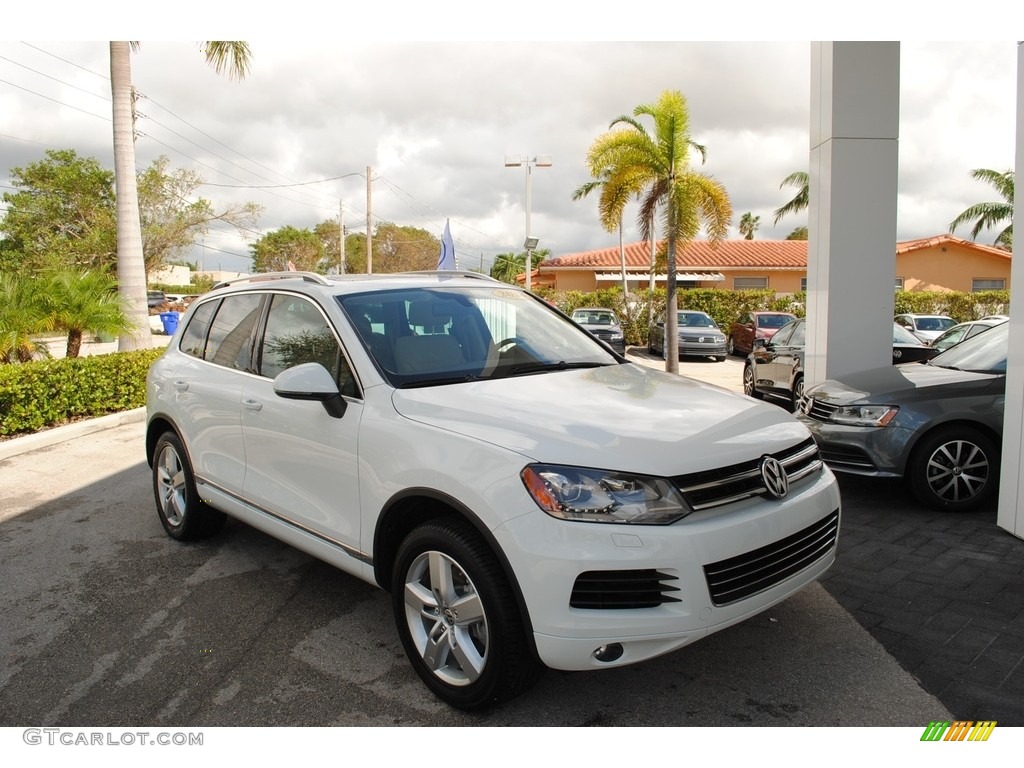 2014 Touareg V6 Lux 4Motion - Pure White / Cornsilk Beige photo #1