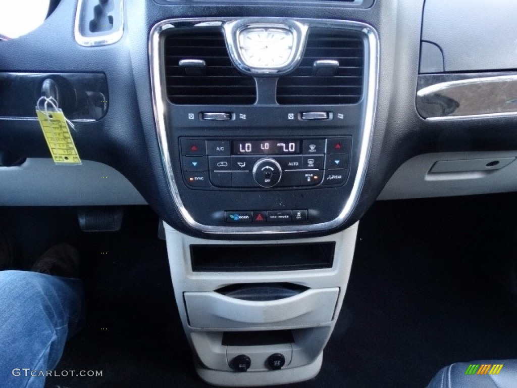 2012 Town & Country Touring - Dark Charcoal Pearl / Black/Light Graystone photo #20
