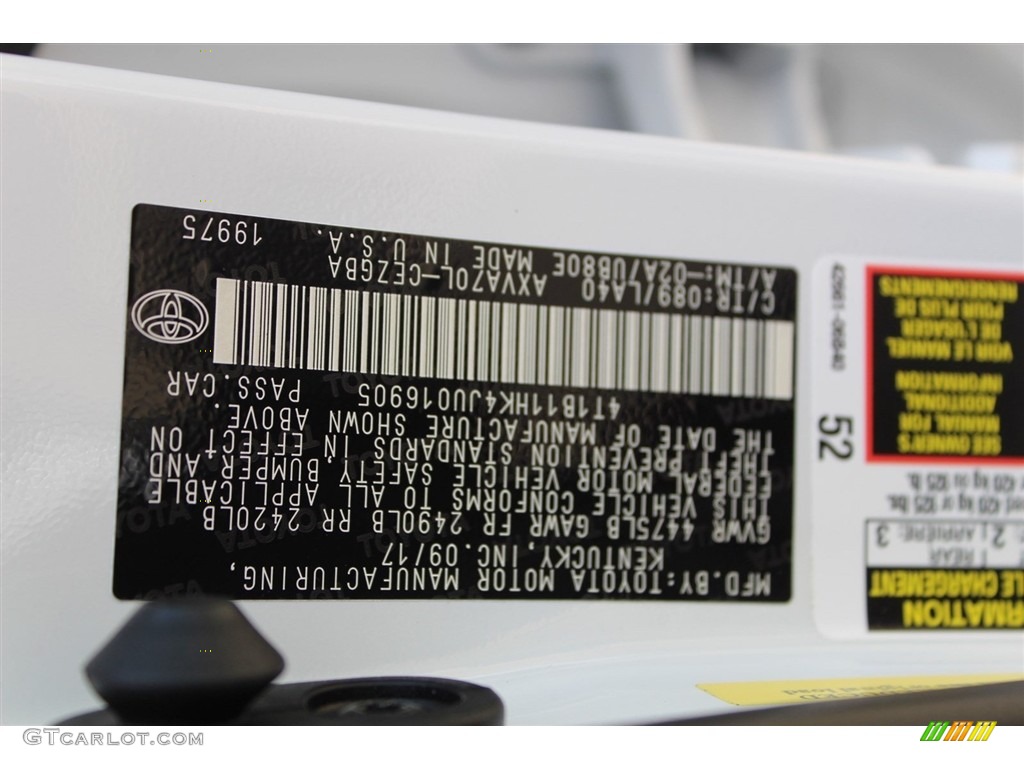 2018 Camry XLE - Wind Chill Pearl / Macadamia photo #12