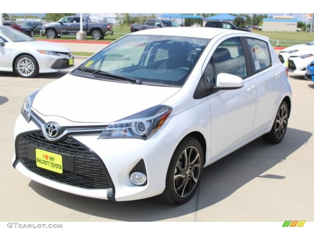 2017 Yaris 5-Door SE - Super White / Black photo #3