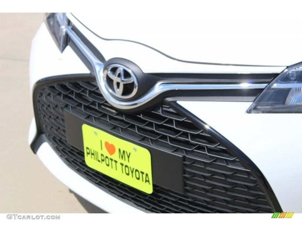2017 Yaris 5-Door SE - Super White / Black photo #4
