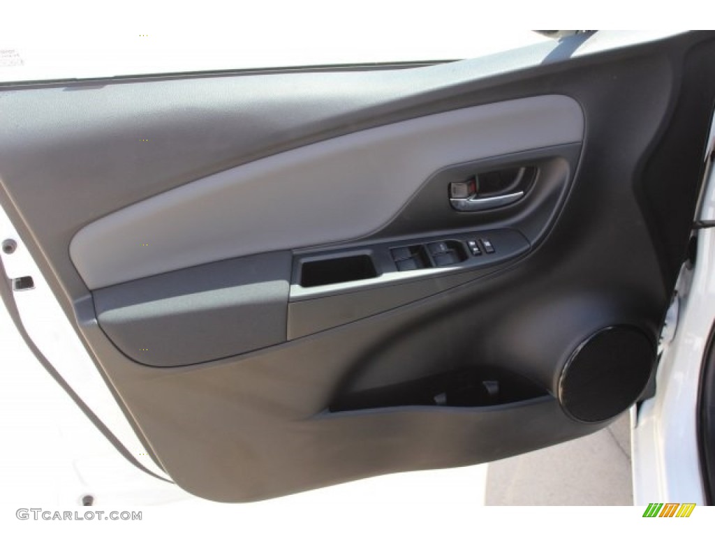 2017 Yaris 5-Door SE - Super White / Black photo #6