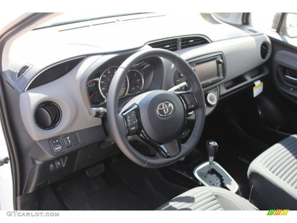2017 Yaris 5-Door SE - Super White / Black photo #7