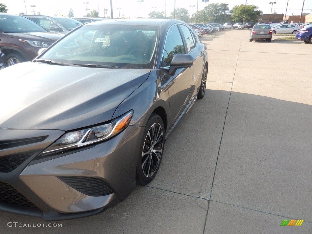 2018 Camry SE - Predawn Gray Mica / Black photo #1