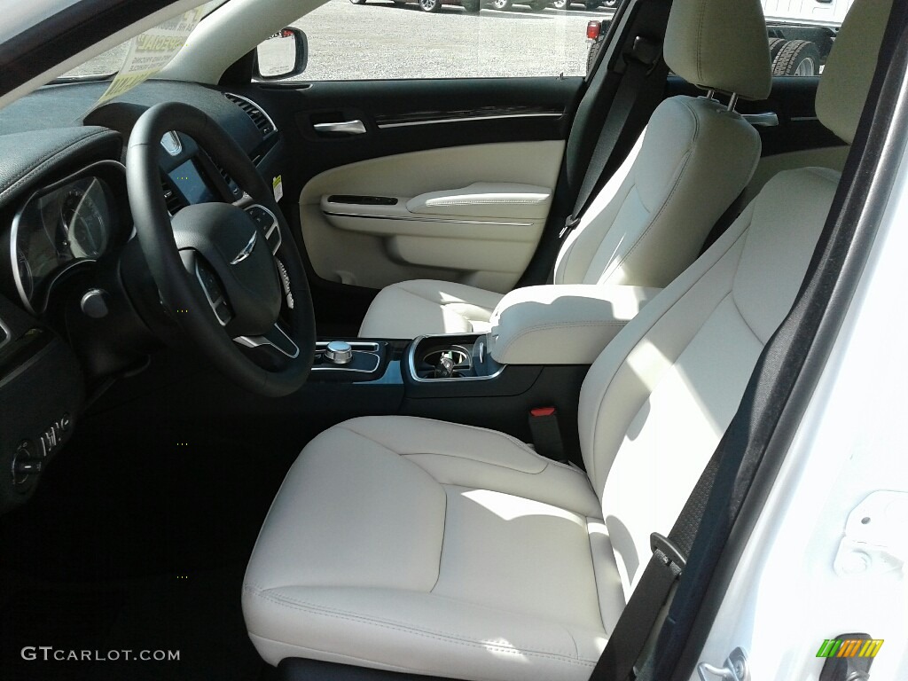 2018 Chrysler 300 Touring Front Seat Photo #122993136