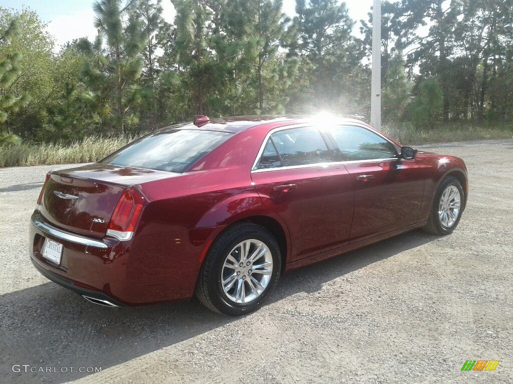 2018 300 Touring - Velvet Red Pearl / Black/Linen photo #5