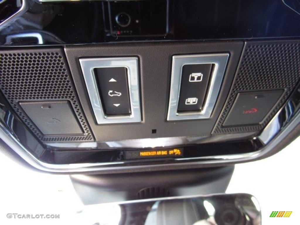 2018 Land Rover Range Rover Velar R Dynamic SE Controls Photo #123052437