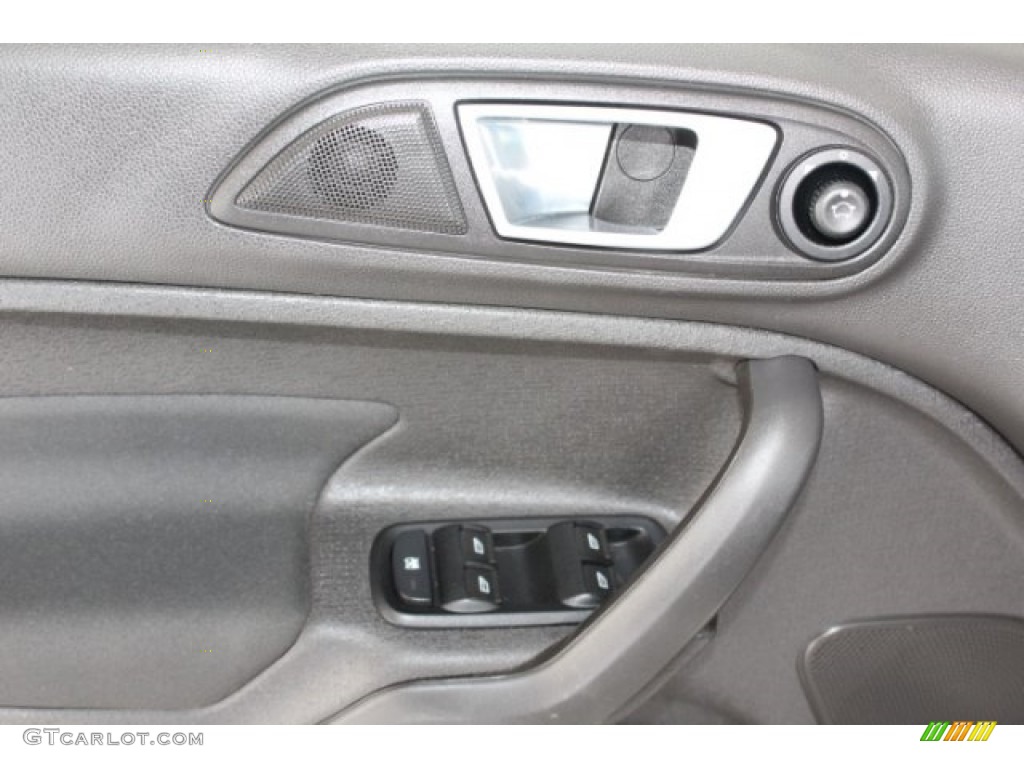2015 Fiesta SE Sedan - Ingot Silver Metallic / Charcoal Black photo #10