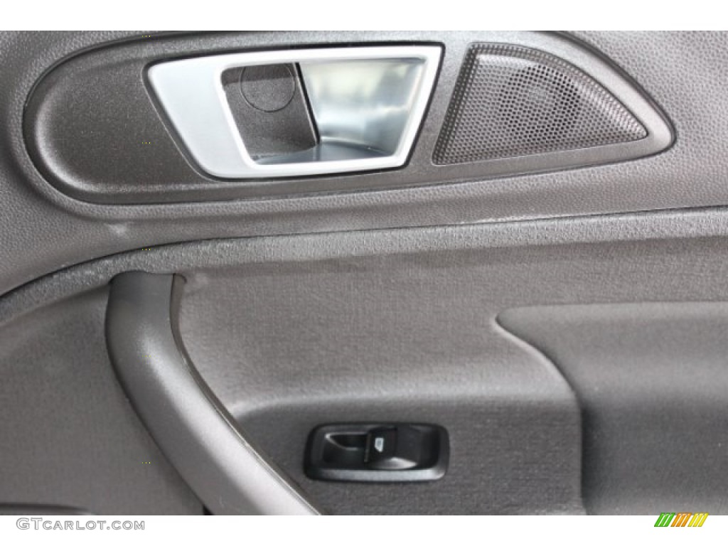 2015 Fiesta SE Sedan - Ingot Silver Metallic / Charcoal Black photo #30