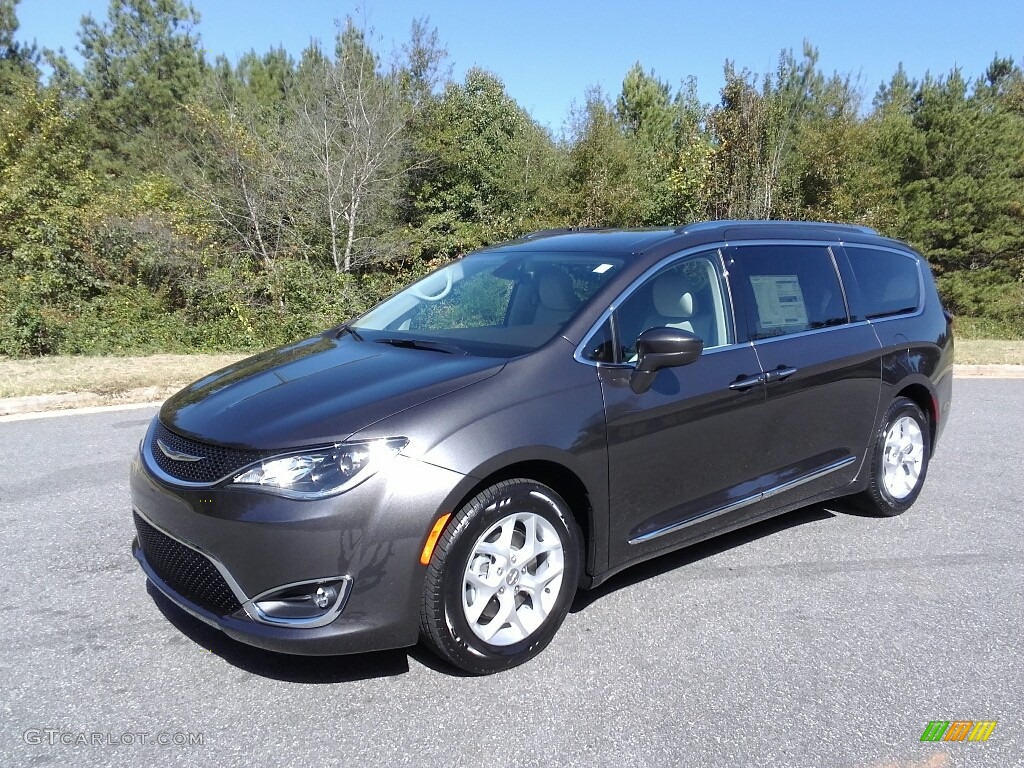 Granite Crystal Metallic 2018 Chrysler Pacifica Touring L Exterior Photo #123166035