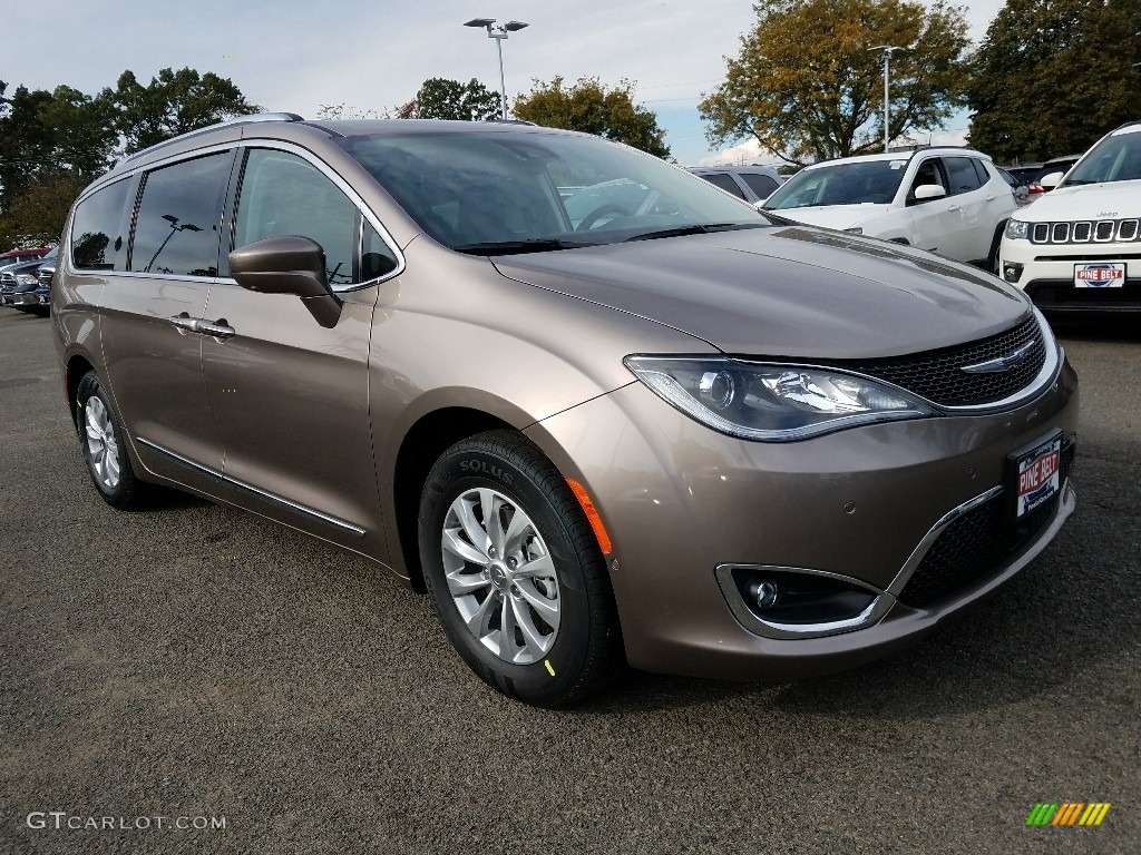 2018 Molten Silver Chrysler Pacifica Touring L Plus 123154382 Molten Silver Pacifica Chrysler