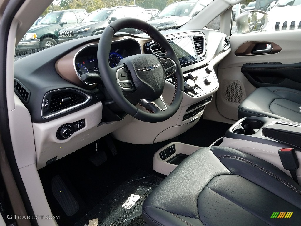 Black/Alloy Interior 2018 Chrysler Pacifica Touring L Plus Photo #123167415
