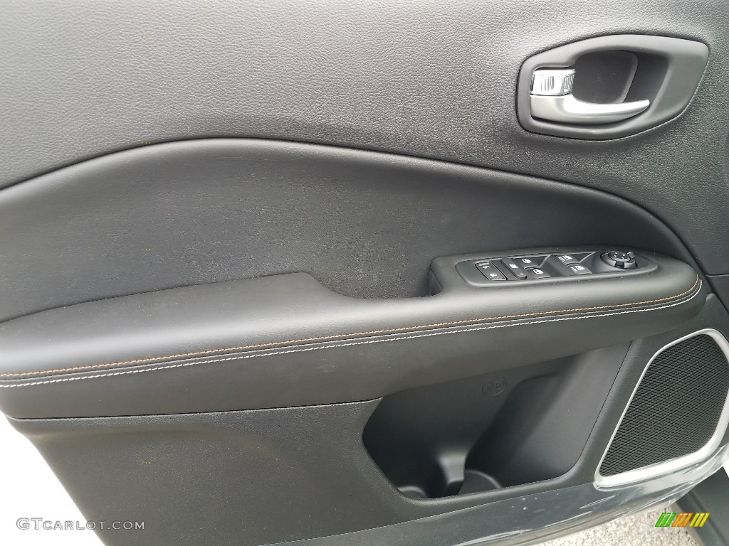 2018 Compass Latitude 4x4 - White / Black photo #8