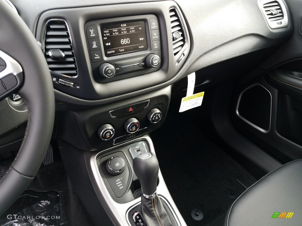 2018 Compass Latitude 4x4 - White / Black photo #10